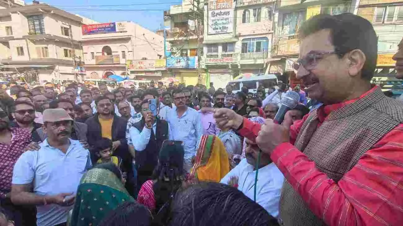 बारां की सड़कों पर यूजीसी बिल के विरोध में काले झंडे लेकर वाहन रैली निकालते सवर्ण समाज के प्रदर्शनकारी। बारां की सड़कों पर यूजीसी बिल के विरोध में काले झंडे लेकर वाहन रैली निकालते सवर्ण समाज के प्रदर्शनकारी।