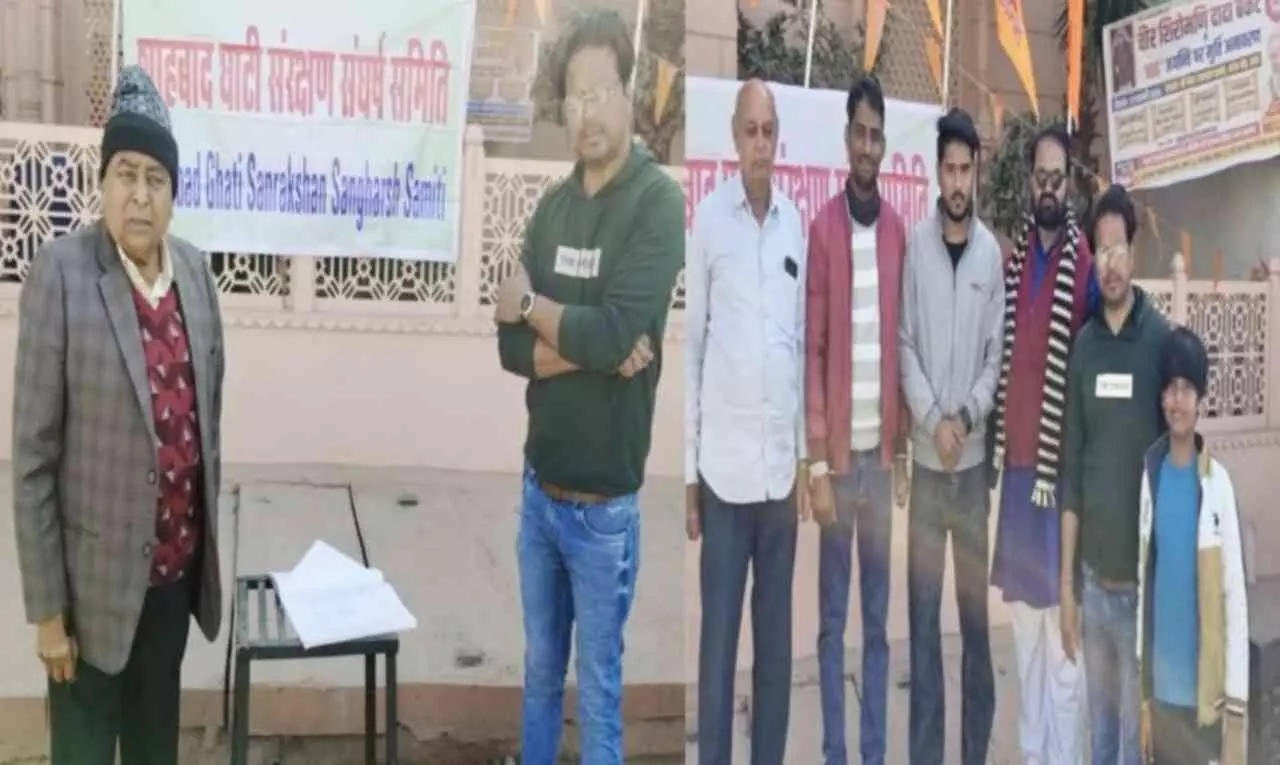 बारां के श्रीराम जानकी मंदिर में हस्ताक्षर अभियान के दौरान बैनर के साथ खड़े पर्यावरण प्रेमी और स्थानीय नागरिक। बारां के श्रीराम जानकी मंदिर में हस्ताक्षर अभियान के दौरान बैनर के साथ खड़े पर्यावरण प्रेमी और स्थानीय नागरिक।