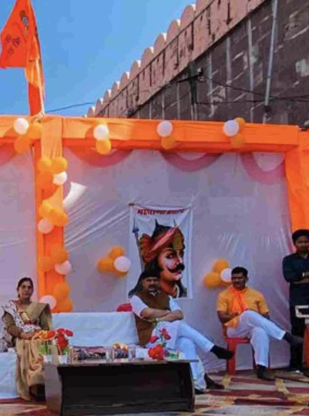 नाहरगढ़ में भव्य कलश यात्रा के दौरान भगवा ध्वज लेकर चलते श्रद्धालु और मातृशक्ति। नाहरगढ़ में भव्य कलश यात्रा के दौरान भगवा ध्वज लेकर चलते श्रद्धालु और मातृशक्ति।