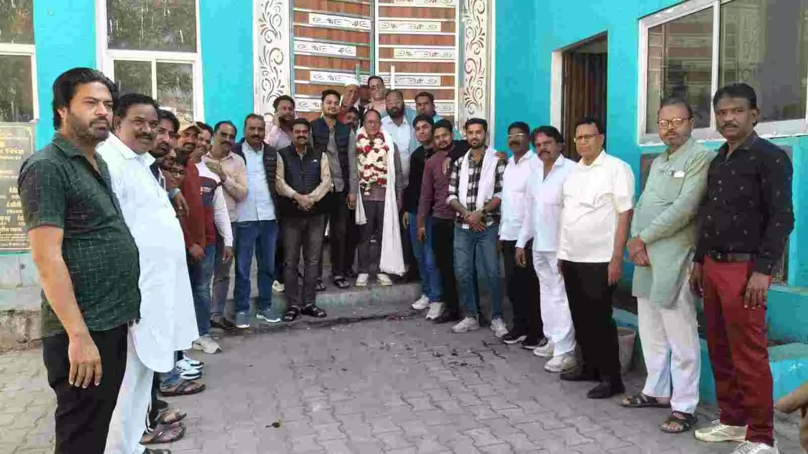 बारां वक्फ कमेटी कार्यालय में अधिवक्ता असलम भारती का स्वागत करते हुए समाज के लोग। बारां वक्फ कमेटी कार्यालय में अधिवक्ता असलम भारती का स्वागत करते हुए समाज के लोग।