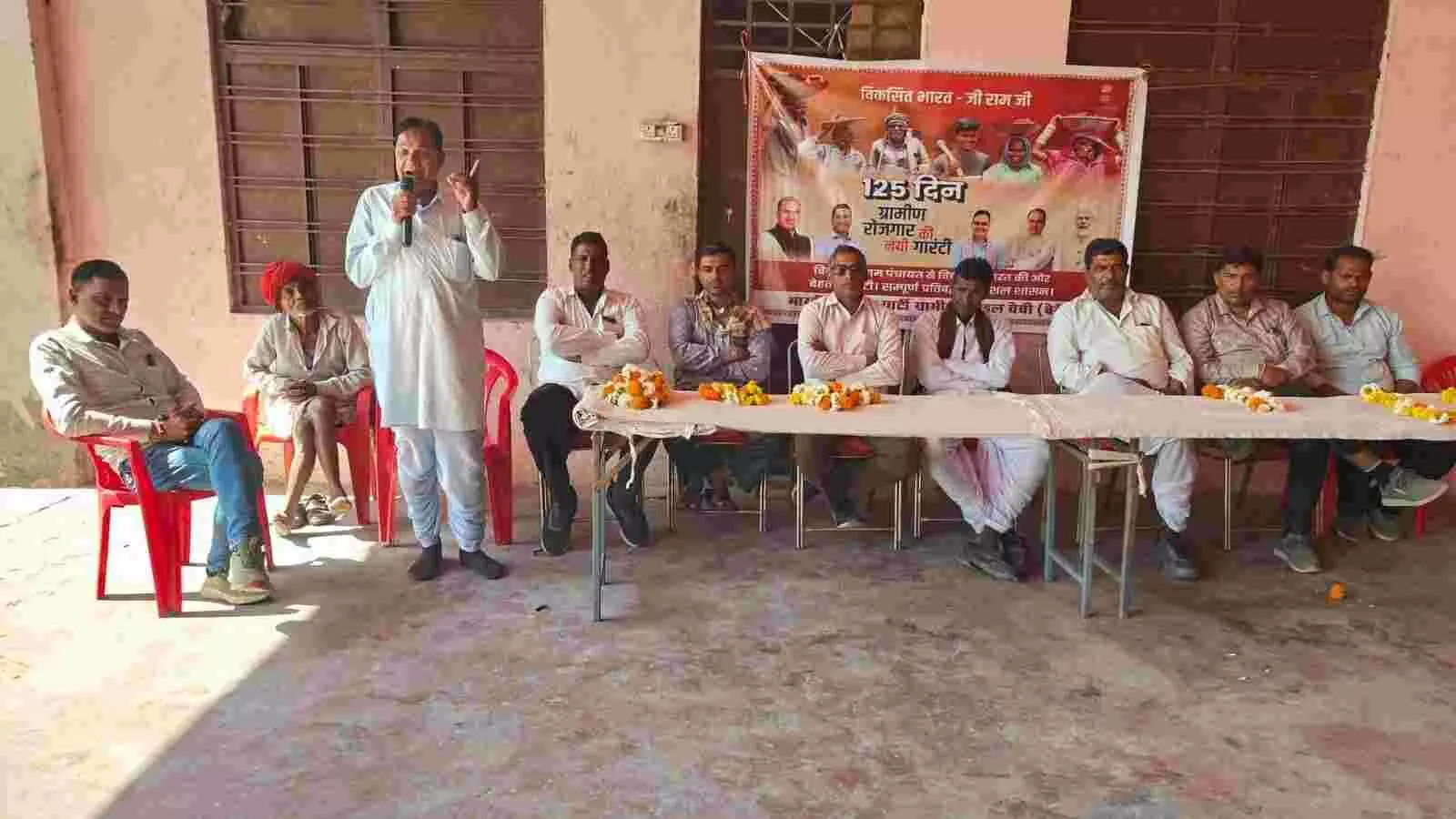 चेची में भाजपा ग्रामीण मंडल सम्मेलन के दौरान मंच पर बैठे पदाधिकारी और उपस्थित कार्यकर्तागण। चेची में भाजपा ग्रामीण मंडल सम्मेलन के दौरान मंच पर बैठे पदाधिकारी और उपस्थित कार्यकर्तागण।