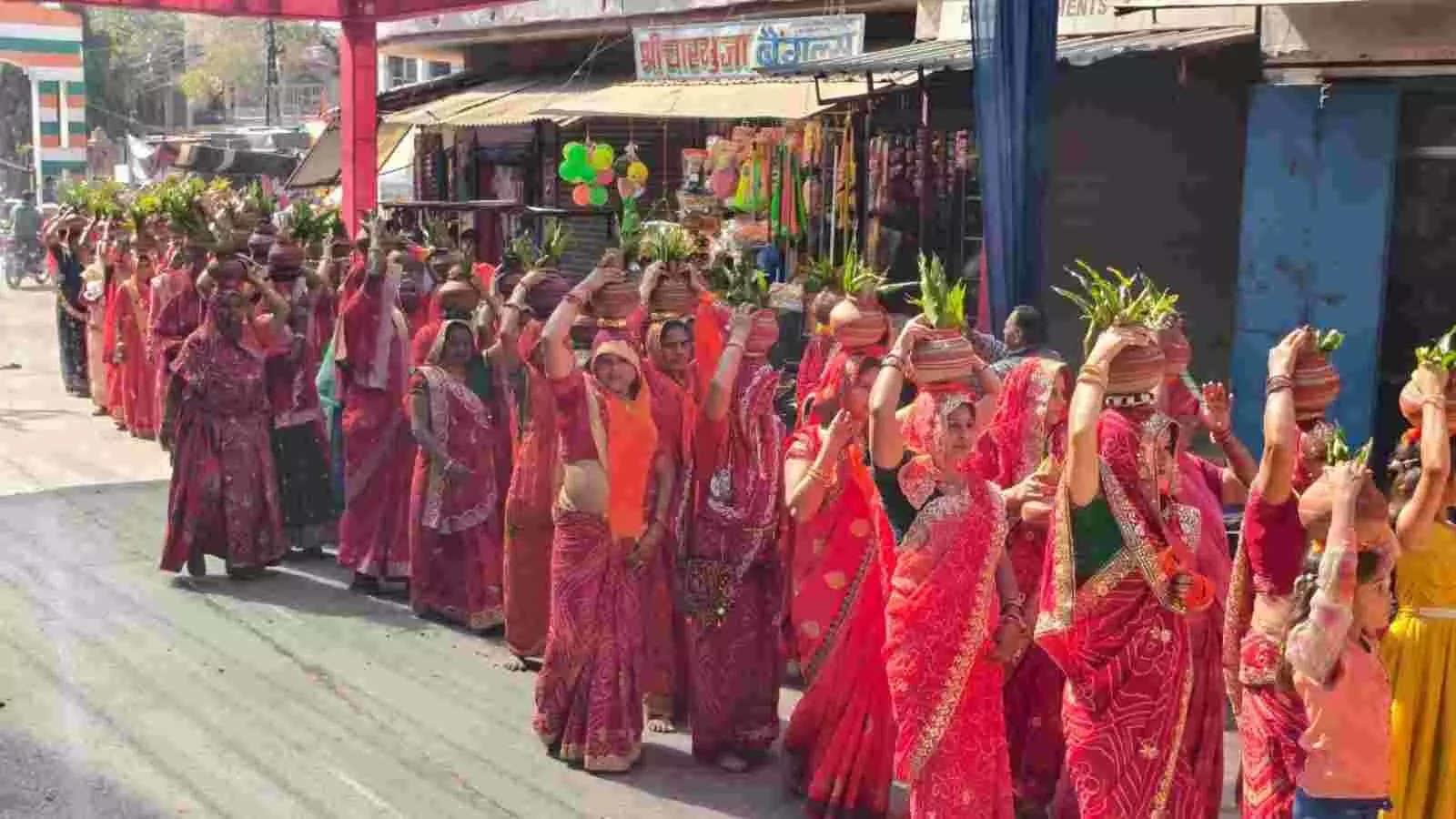 बेगू के नीलकंठ महादेव मंदिर में विराट हिंदू सम्मेलन के दौरान एकत्रित हुए श्रद्धालु और संत गण। बेगू के नीलकंठ महादेव मंदिर में विराट हिंदू सम्मेलन के दौरान एकत्रित हुए श्रद्धालु और संत गण।