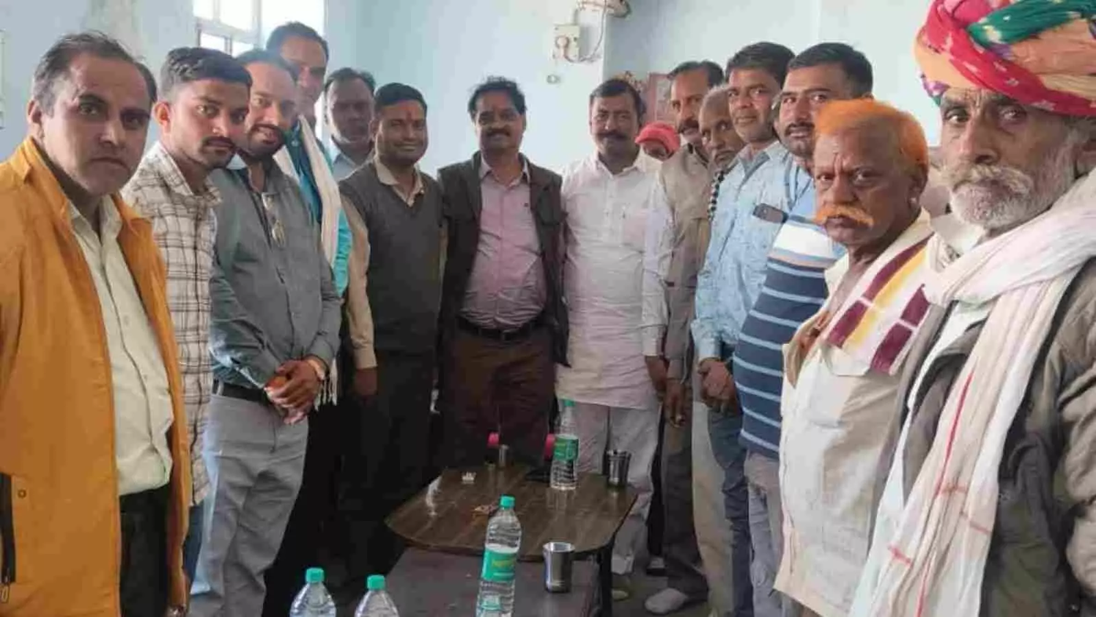 जोगणिया माता धर्मशाला में सामूहिक विवाह सम्मेलन की बैठक में उपस्थित रावणा राजपूत समाज के पदाधिकारी और सदस्य। जोगणिया माता धर्मशाला में सामूहिक विवाह सम्मेलन की बैठक में उपस्थित रावणा राजपूत समाज के पदाधिकारी और सदस्य।