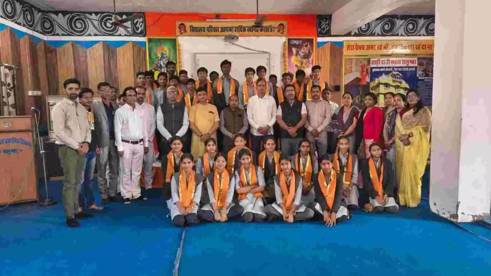विद्या निकेतन माध्यमिक विद्यालय सलूंबर में दीक्षान्त समारोह के दौरान मंच पर बैठे अतिथि और सामने उपस्थित छात्र। विद्या निकेतन माध्यमिक विद्यालय सलूंबर में दीक्षान्त समारोह के दौरान मंच पर बैठे अतिथि और सामने उपस्थित छात्र।