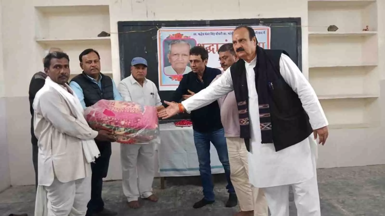 साधना मंदिर भीलवाड़ा में भंवर सिंह चौधरी की पुण्यतिथि पर आयोजित श्रद्धांजलि और सम्मान समारोह। साधना मंदिर भीलवाड़ा में भंवर सिंह चौधरी की पुण्यतिथि पर आयोजित श्रद्धांजलि और सम्मान समारोह।