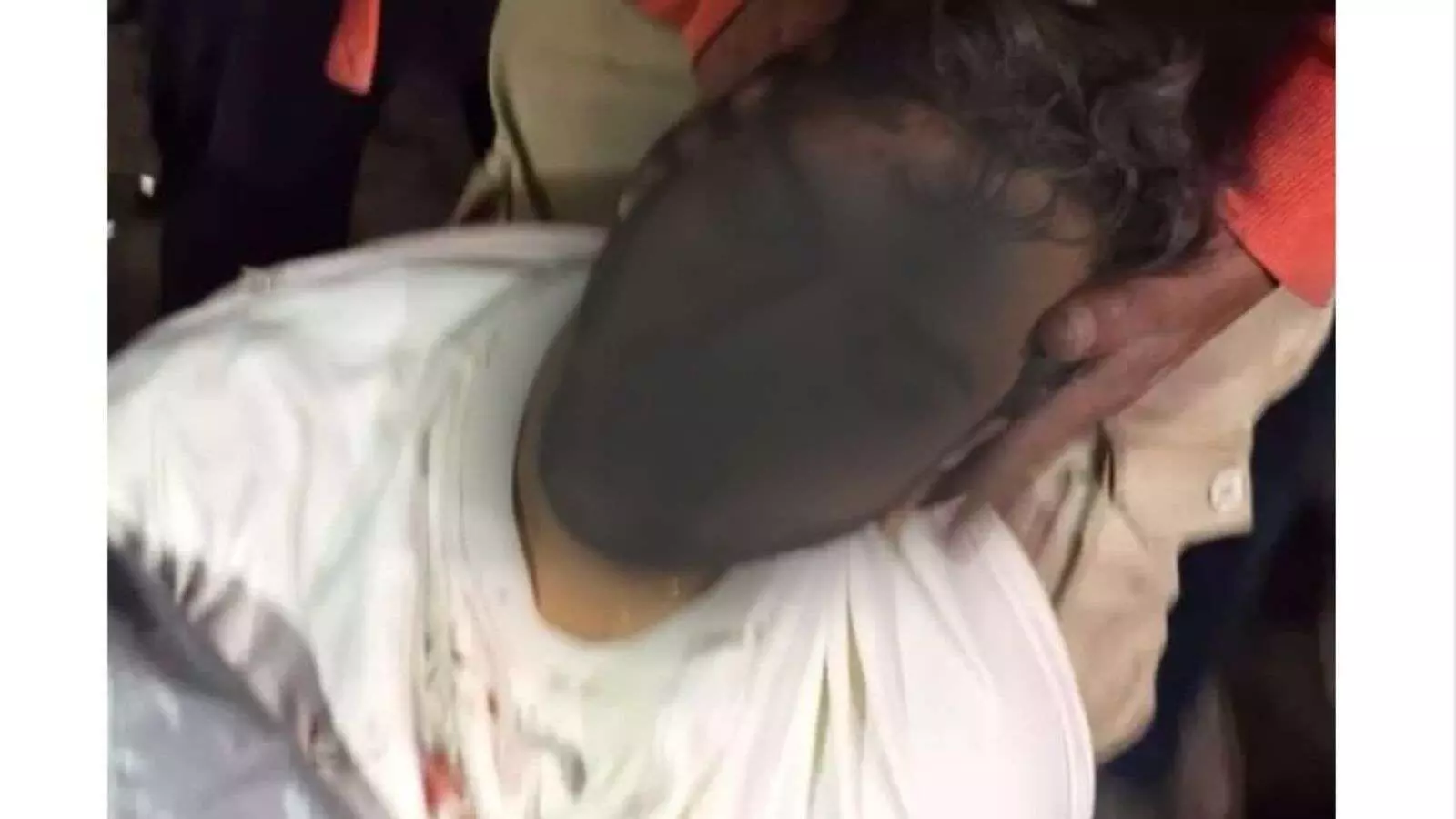 नेशनल हाईवे 158 पर ट्रेलर से टकराई क्षतिग्रस्त कार और बचाव कार्य करती पुलिस टीम। नेशनल हाईवे 158 पर ट्रेलर से टकराई क्षतिग्रस्त कार और बचाव कार्य करती पुलिस टीम।
