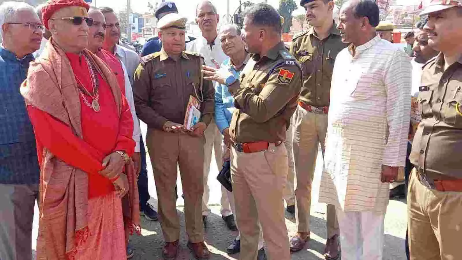 भीलवाड़ा में सनातन मंगल महोत्सव स्थल पर सुरक्षा व्यवस्था का निरीक्षण करते पुलिस अधिकारी और आयोजन समिति सदस्य।