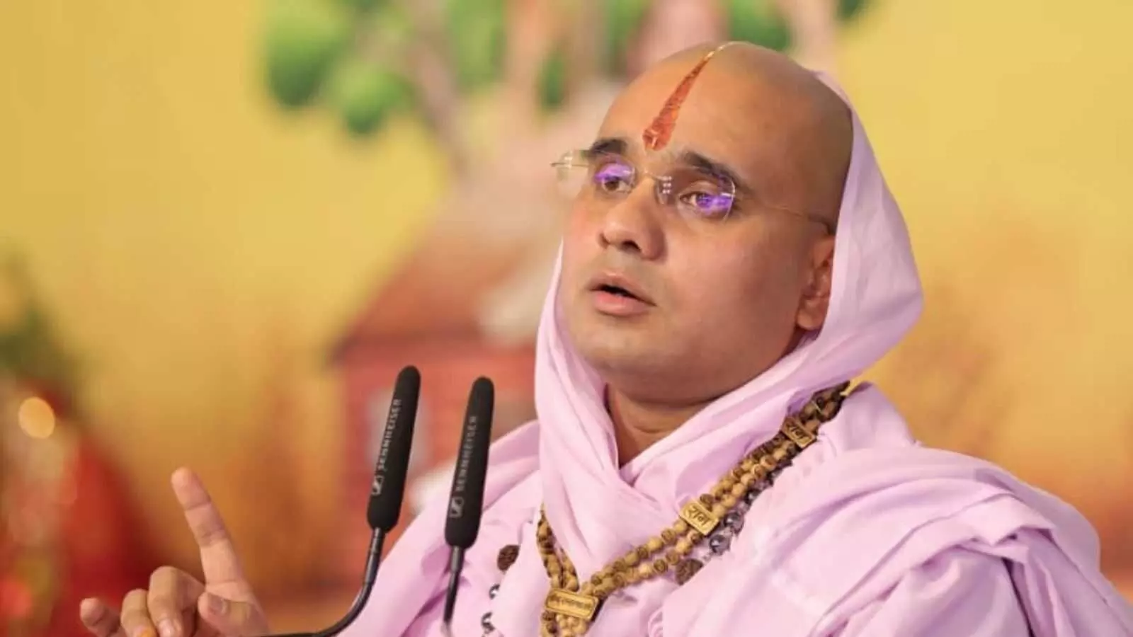 भीलवाड़ा के अग्रवाल उत्सव भवन में व्यास पीठ पर विराजमान संत दिग्विजय रामजी महाराज भागवत कथा का वाचन करते हुए।
