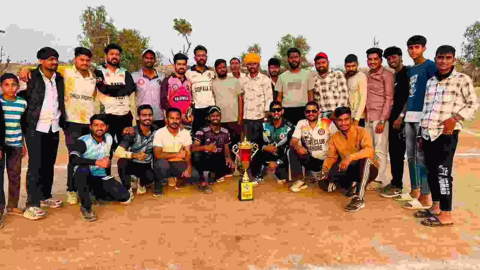 कूण कस्बे के खेल मैदान पर विजेता क्रिकेट टीम ट्रॉफी और अतिथियों के साथ जीत का जश्न मनाते हुए। कूण कस्बे के खेल मैदान पर विजेता क्रिकेट टीम ट्रॉफी और अतिथियों के साथ जीत का जश्न मनाते हुए।