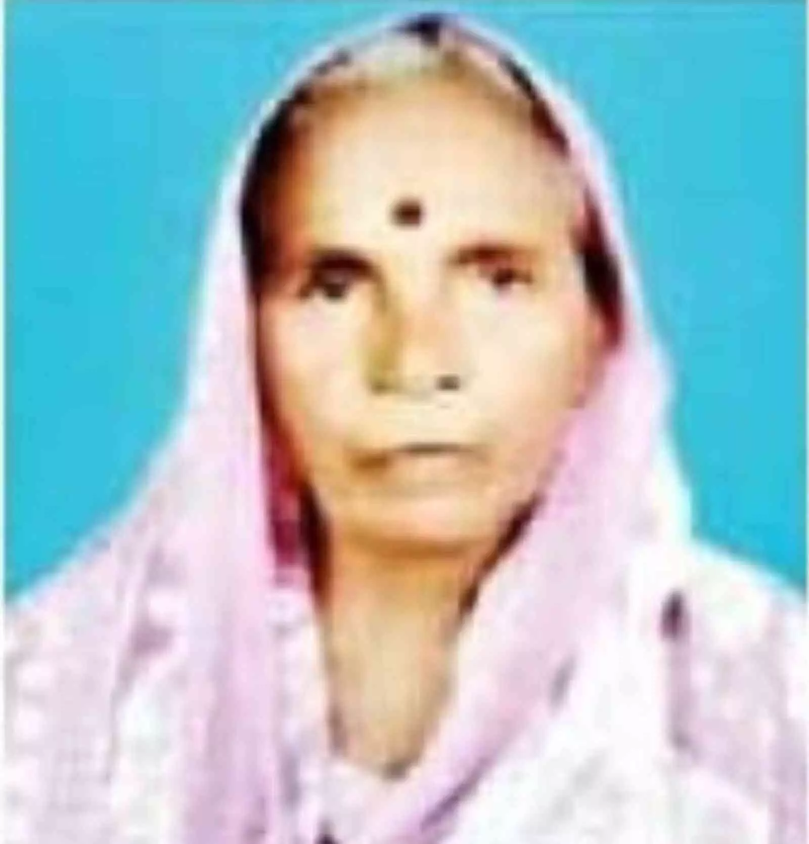 अमरावती के शिरजगाव भिकमराय में पुलिस टीम संदिग्ध मौत के मामले में घटनास्थल पर जांच करते हुए। अमरावती के शिरजगाव भिकमराय में पुलिस टीम संदिग्ध मौत के मामले में घटनास्थल पर जांच करते हुए।