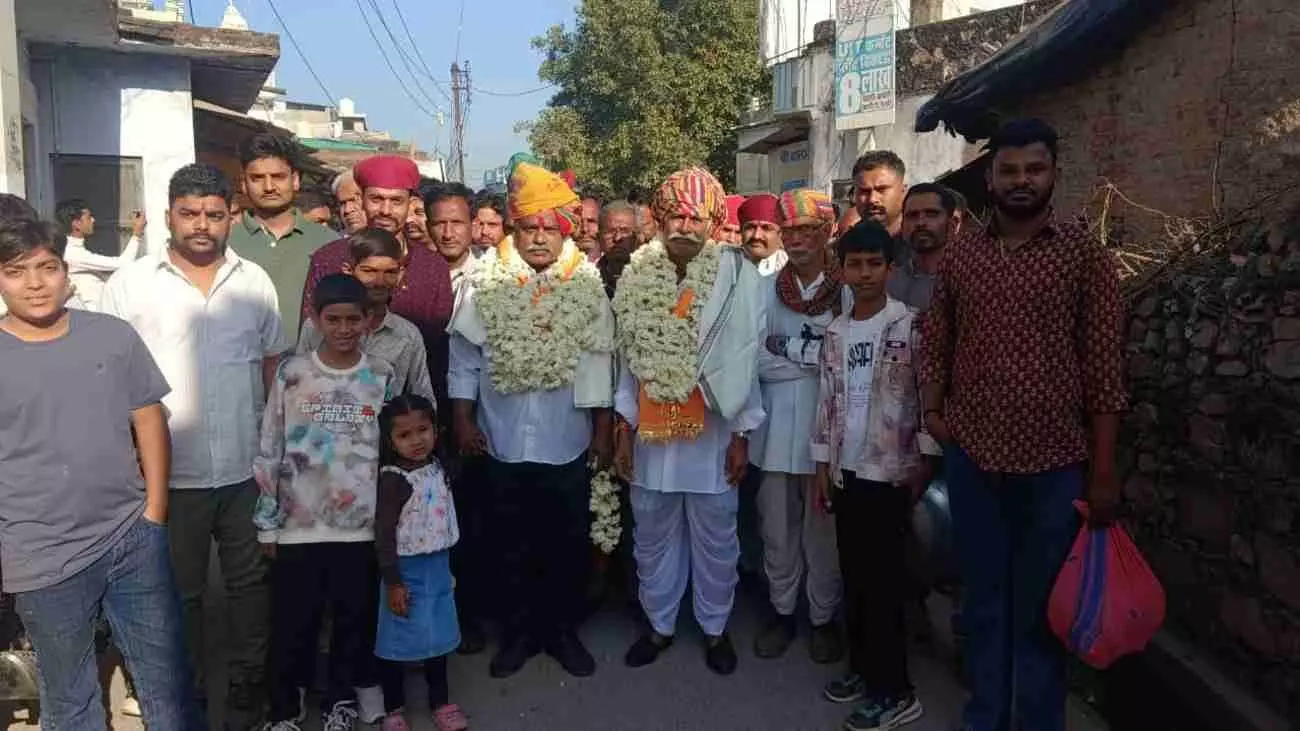 खेरोदा के मुख्य मार्ग पर गंगा सागर तीर्थयात्रियों की शोभायात्रा में शामिल श्रद्धालु और ग्रामीण लोग