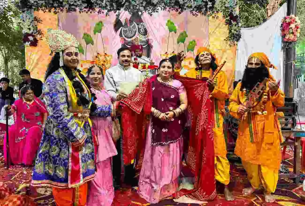 शिव भगवती मंदिर तलवंडी कोटा में नानी बाई का मायरा कथा सुनते श्रद्धालु और उपस्थित अतिथि। शिव भगवती मंदिर तलवंडी कोटा में नानी बाई का मायरा कथा सुनते श्रद्धालु और उपस्थित अतिथि।