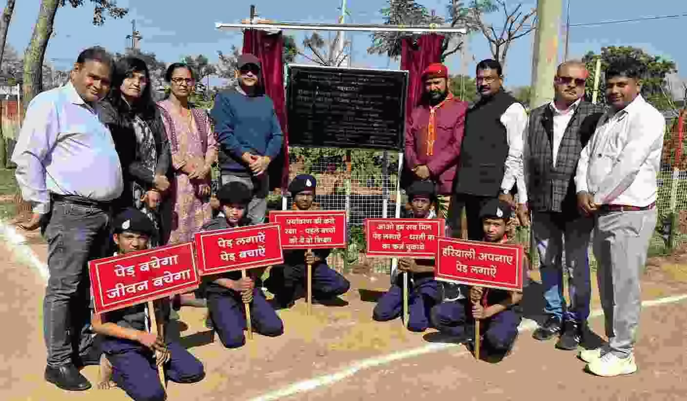 कोटा में शिक्षा सहकारी स्काउट गाइड वाटिका के उद्घाटन अवसर पर अतिथियों द्वारा सामूहिक पौधारोपण करते हुए दृश्य। कोटा में शिक्षा सहकारी स्काउट गाइड वाटिका के उद्घाटन अवसर पर अतिथियों द्वारा सामूहिक पौधारोपण करते हुए दृश्य।