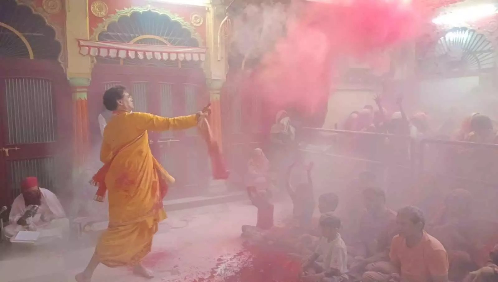 कोटा के बड़े मथुराधीश मंदिर में ठाकुर जी को गुलाल अर्पित कर होली मनाते श्रद्धालु और गोस्वामी। कोटा के बड़े मथुराधीश मंदिर में ठाकुर जी को गुलाल अर्पित कर होली मनाते श्रद्धालु और गोस्वामी।