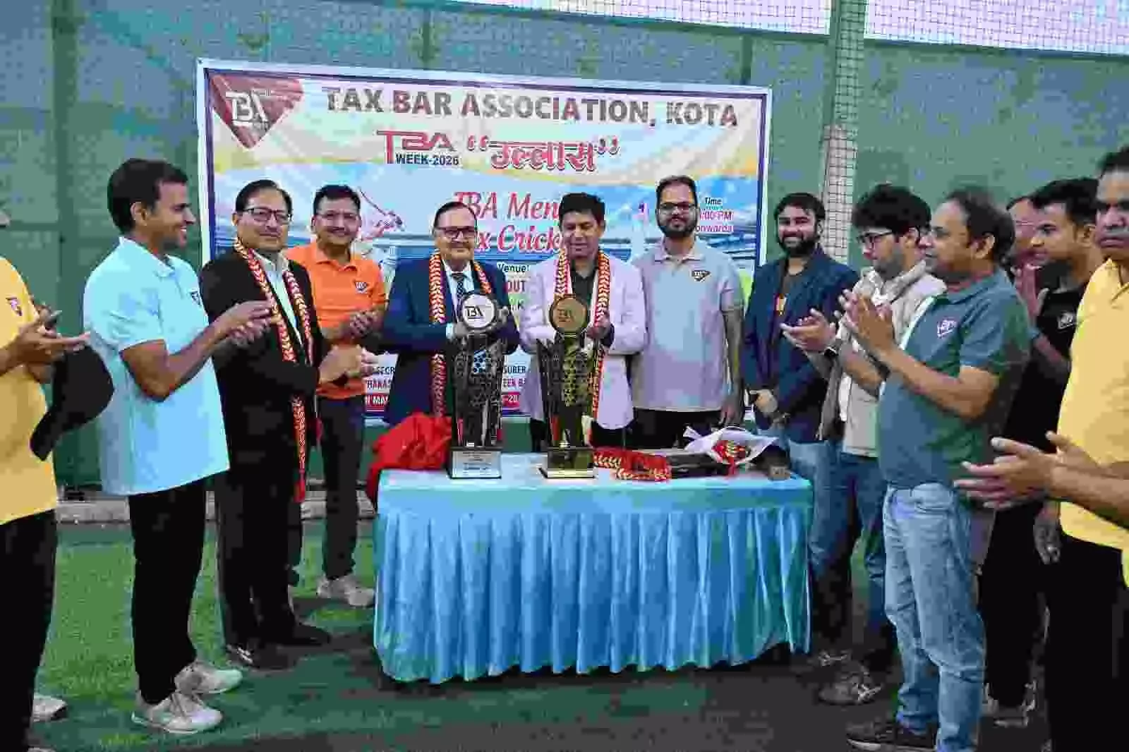 कोटा में टैक्स बार एसोसिएशन बॉक्स क्रिकेट प्रतियोगिता के विजेता खिलाड़ी ट्रॉफी के साथ समूह चित्र खिंचवाते हुए। कोटा में टैक्स बार एसोसिएशन बॉक्स क्रिकेट प्रतियोगिता के विजेता खिलाड़ी ट्रॉफी के साथ समूह चित्र खिंचवाते हुए।