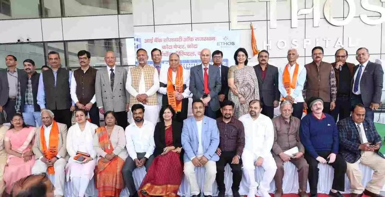 विवेकानंद नगर कोटा के ईथॉस हॉस्पिटल में नेत्रदानी परिवारों को स्मृति चिन्ह भेंट करते हुए मुख्य अतिथि। विवेकानंद नगर कोटा के ईथॉस हॉस्पिटल में नेत्रदानी परिवारों को स्मृति चिन्ह भेंट करते हुए मुख्य अतिथि।