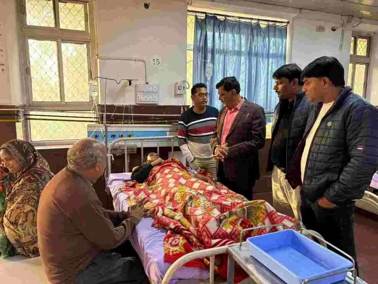 न्यू मेडिकल कॉलेज अस्पताल के ट्रोमा वार्ड में घायलों से मुलाकात करते रविन्द्र त्यागी और उपस्थित चिकित्सक। न्यू मेडिकल कॉलेज अस्पताल के ट्रोमा वार्ड में घायलों से मुलाकात करते रविन्द्र त्यागी और उपस्थित चिकित्सक।
