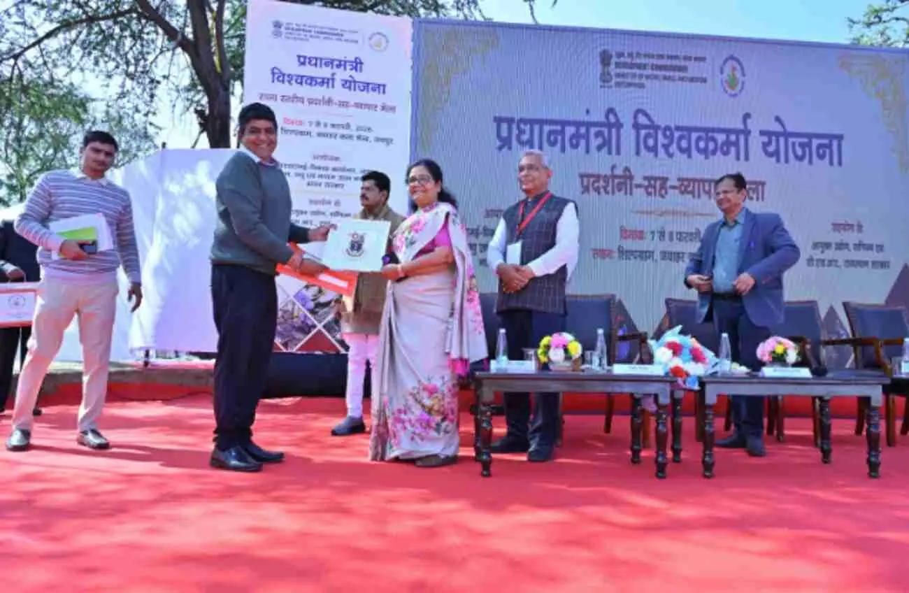 जवाहर कला केंद्र जयपुर में प्रधानमंत्री विश्वकर्मा योजना प्रदर्शनी के उद्घाटन सत्र में दीप प्रज्वलन करते अतिथि।