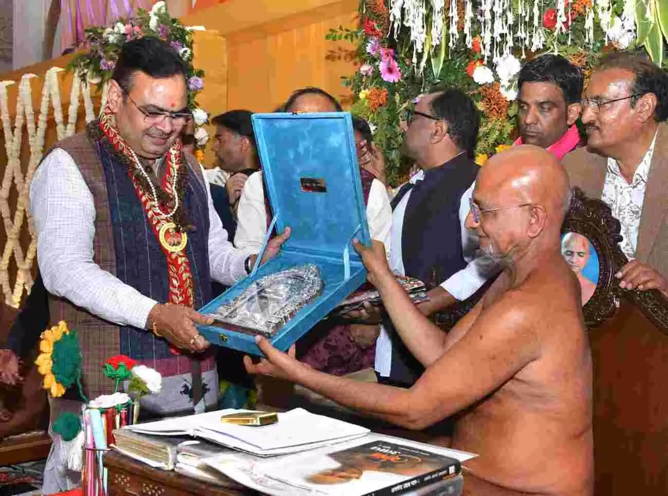 जयपुर में आचार्य प्रसन्नसागर जी से आशीर्वाद प्राप्त करते मुख्यमंत्री भजनलाल शर्मा की आत्मीय भेंट।