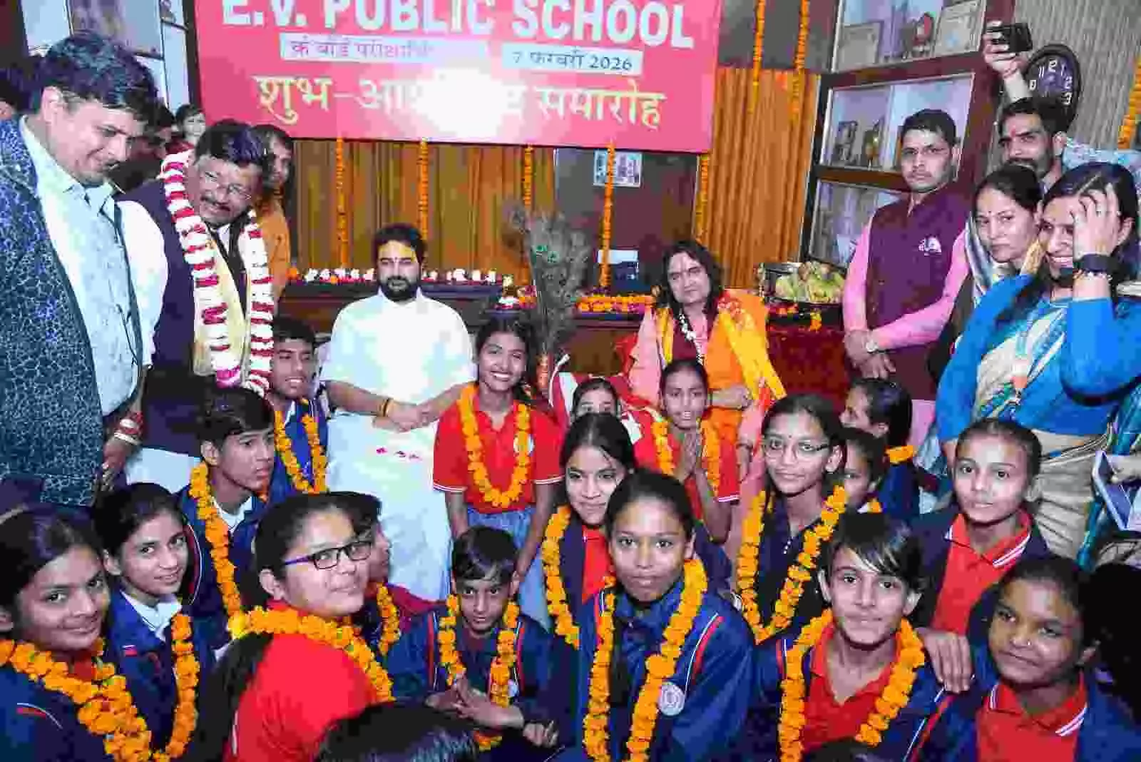 ई.वी. पब्लिक स्कूल जयपुर में जगद्गुरु श्रीजी महाराज विद्यार्थियों को आशीर्वाद देते हुए।