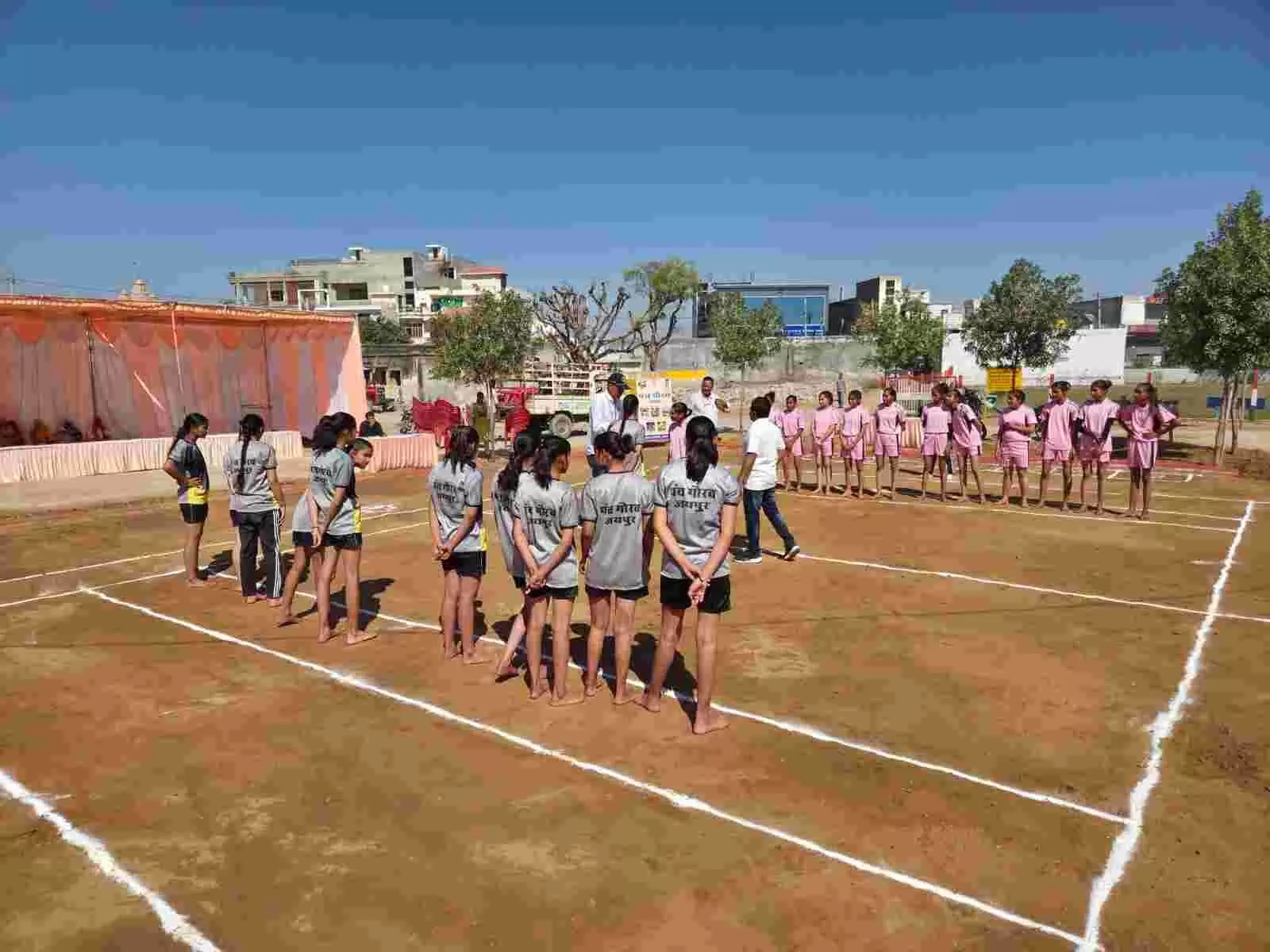 जयपुर के ग्रामीण खेल मैदान में कबड्डी मैच खेलते हुए युवा खिलाड़ी और खेल सुविधाएं।