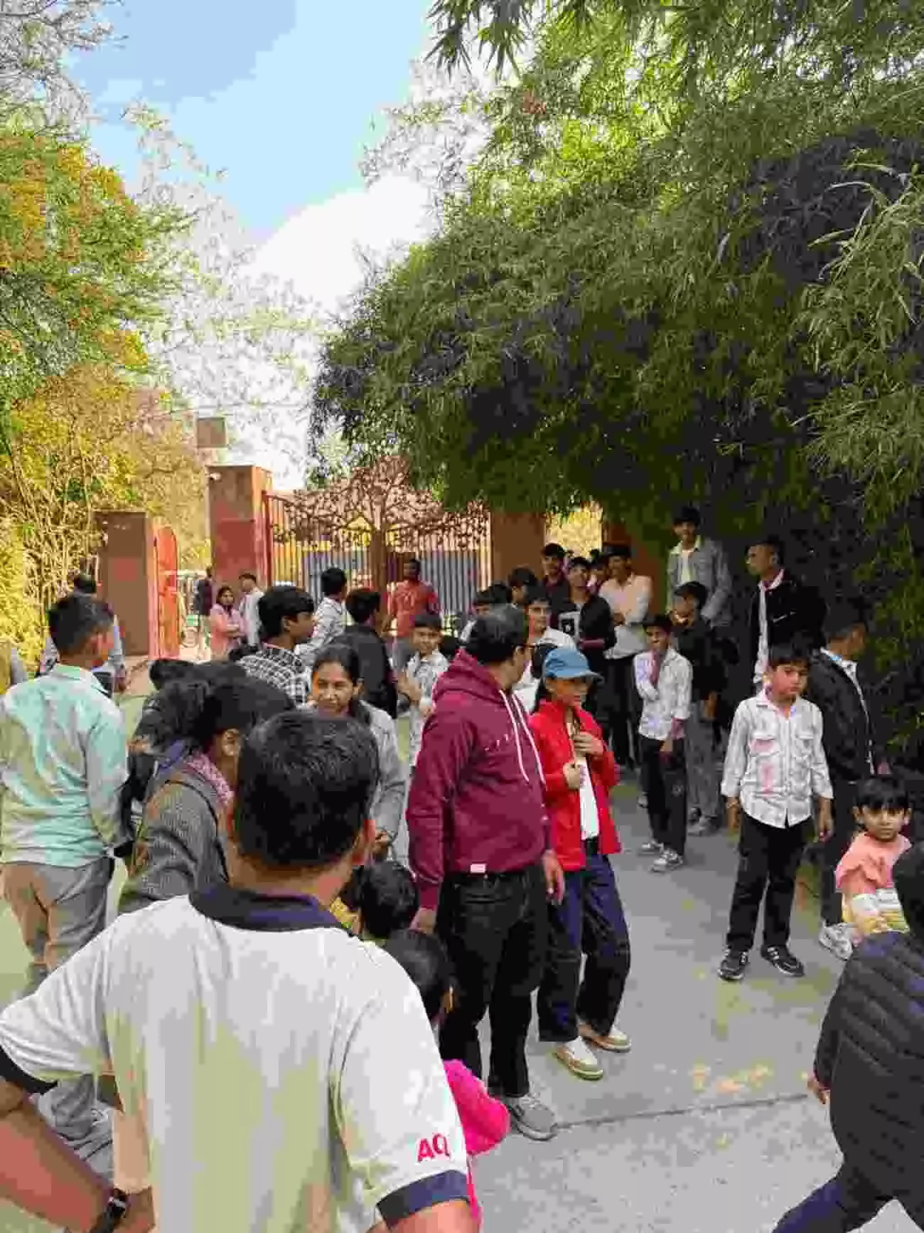 नाहरगढ़ जैविक उद्यान जयपुर में टाइगर सफारी का आनंद लेते हुए पर्यटकों का समूह।