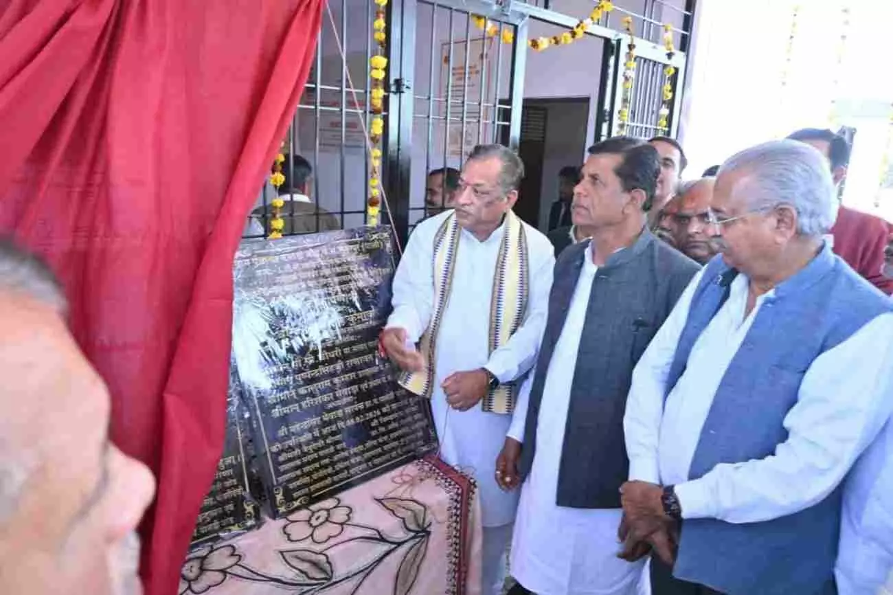 पालड़ी जोड़ में पशु चिकित्सा उप केंद्र के लोकार्पण अवसर पर पटिटका का अनावरण करते मंत्री जोराराम कुमावत