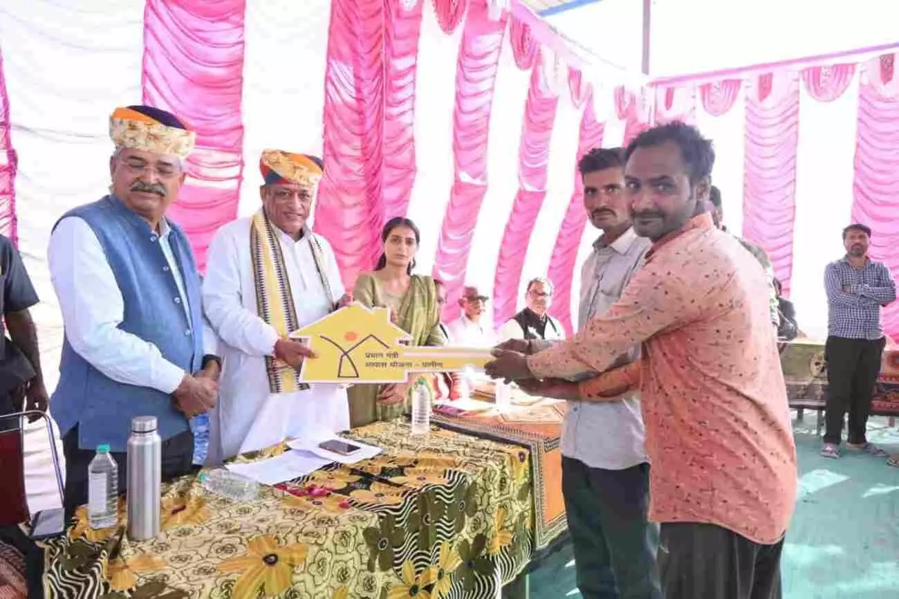 ग्राम उत्थान शिविर पावा में कैबिनेट मंत्री जोराराम कुमावत लाभार्थियों को पट्टे और चेक वितरित करते हुए।