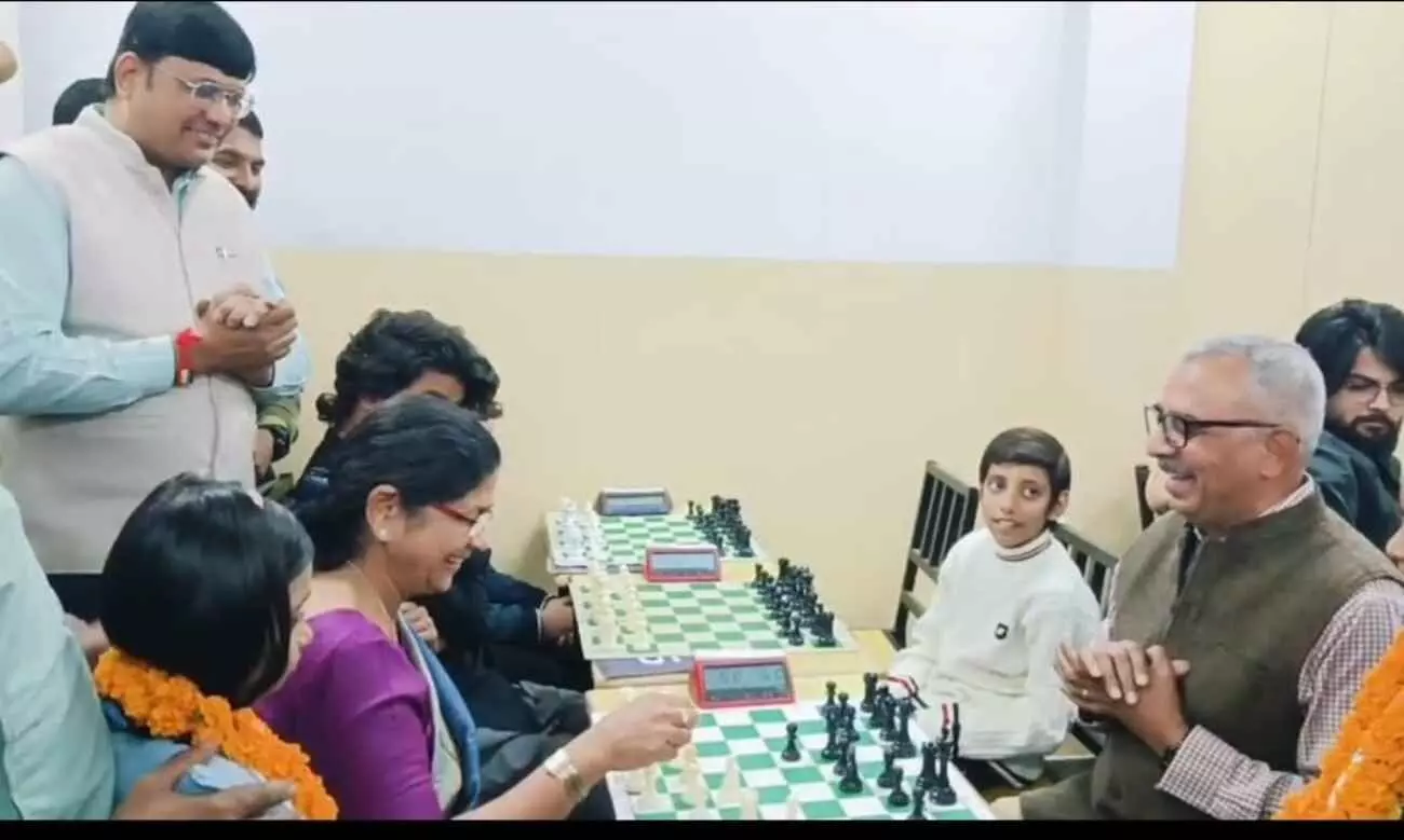 जयपुर के सुबोध कॉलेज में शतरंज टूर्नामेंट के उद्घाटन अवसर पर अतिथियों द्वारा पहला मूव चलकर खेल शुरू करने का दृश्य।