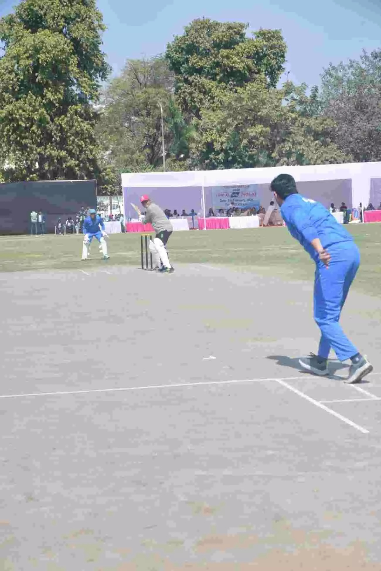 गणपति नगर जयपुर में मैत्री क्रिकेट मैच के दौरान खिलाड़ियों के साथ उत्तर पश्चिम रेलवे के महाप्रबंधक श्री अमिताभ।