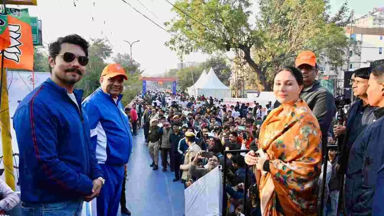 अलवर में अरावली पहाड़ियों के पास सड़क पर दौड़ते अंतरराष्ट्रीय धावक और मैराथन प्रतिभागी। अलवर में अरावली पहाड़ियों के पास सड़क पर दौड़ते अंतरराष्ट्रीय धावक और मैराथन प्रतिभागी।