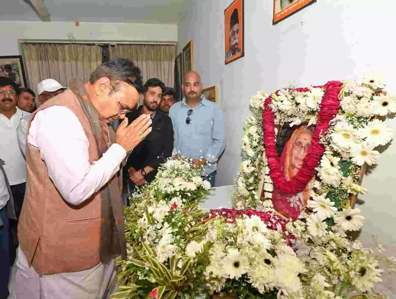 जयपुर में सुश्रुत भवन का उद्घाटन करते मुख्यमंत्री भजनलाल शर्मा और साथ खड़े अन्य अतिथि। जयपुर में सुश्रुत भवन का उद्घाटन करते मुख्यमंत्री भजनलाल शर्मा और साथ खड़े अन्य अतिथि।
