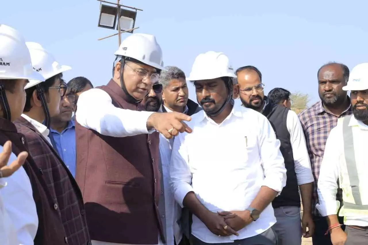 चंबल नदी पर राम जल सेतु लिंक परियोजना के तहत निर्माणाधीन एक्वाडक्ट का निरीक्षण करते जल संसाधन मंत्री सुरेश रावत। चंबल नदी पर राम जल सेतु लिंक परियोजना के तहत निर्माणाधीन एक्वाडक्ट का निरीक्षण करते जल संसाधन मंत्री सुरेश रावत।
