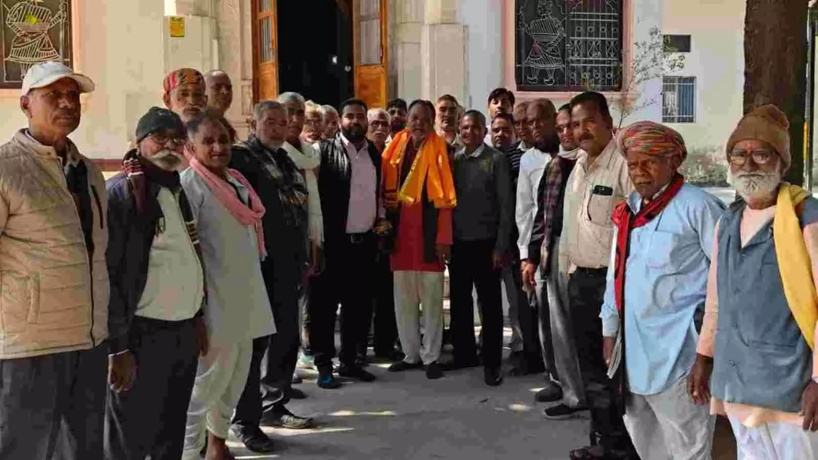 दरौली के श्रीयादे मंदिर में बैठक करते मेवलिया प्रजापति समाज के पदाधिकारी और सदस्य आगामी मेला तैयारी के संदर्भ में। दरौली के श्रीयादे मंदिर में बैठक करते मेवलिया प्रजापति समाज के पदाधिकारी और सदस्य आगामी मेला तैयारी के संदर्भ में।