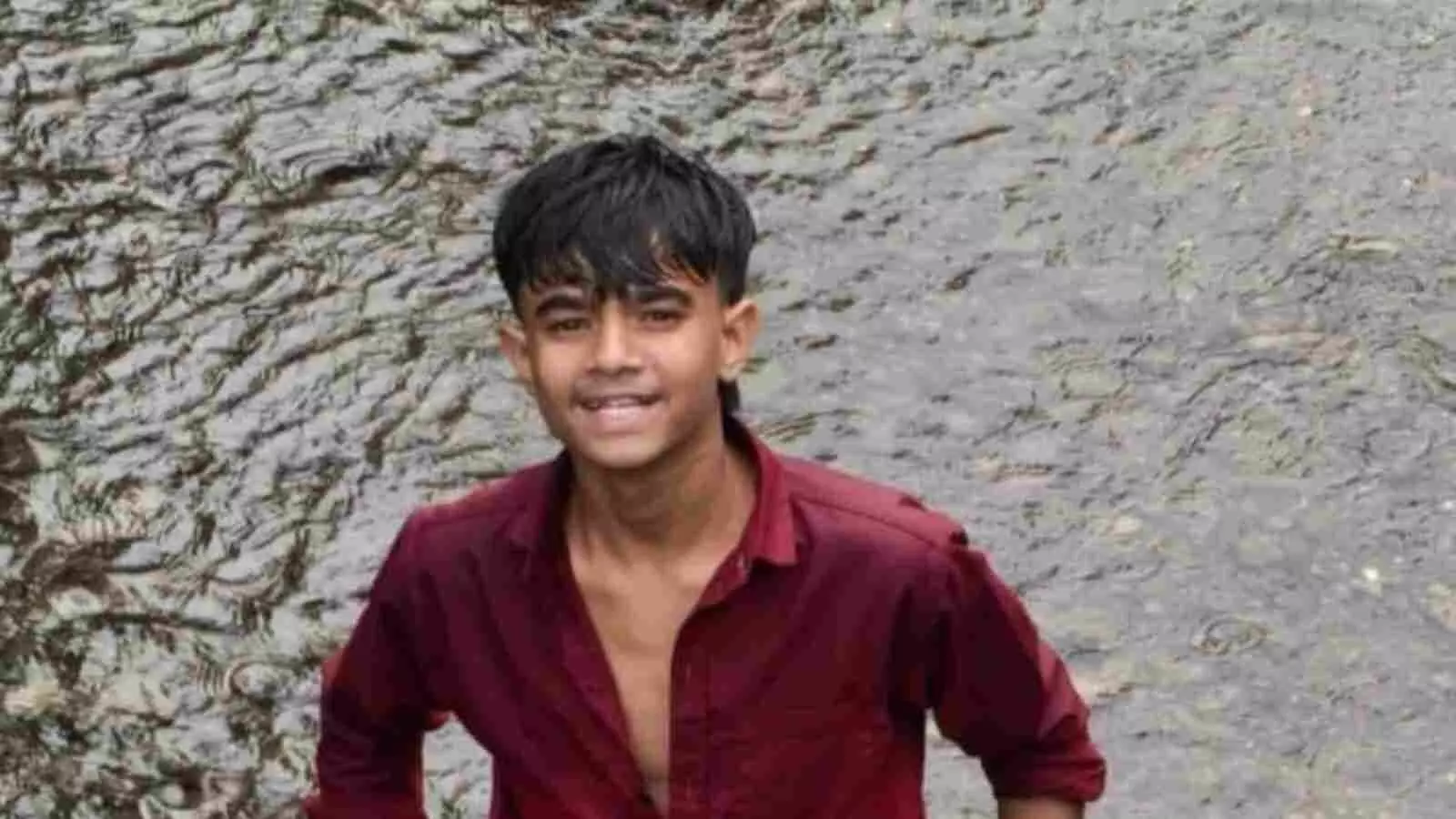 साकरी के महाराणा प्रताप चौक पर पुलिसकर्मी हत्या के मामले में जांच और साक्ष्य एकत्रित करते हुए।