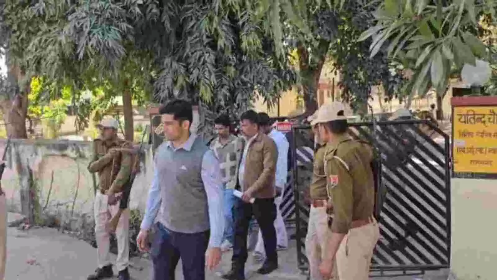 राजसमंद पुलिस हिरासत में खड़ा रूपम गोल्ड लूटकांड का मुख्य आरोपी सुबोध सिंह। राजसमंद पुलिस हिरासत में खड़ा रूपम गोल्ड लूटकांड का मुख्य आरोपी सुबोध सिंह।