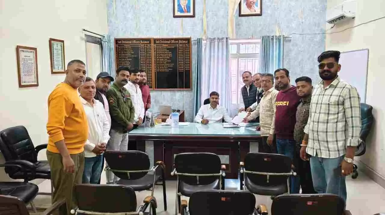 झालरापाटन में नगर कांग्रेस कमेटी के सदस्य जनसमस्याओं हेतु एसडीएम को ज्ञापन देते हुए। झालरापाटन में नगर कांग्रेस कमेटी के सदस्य जनसमस्याओं हेतु एसडीएम को ज्ञापन देते हुए।