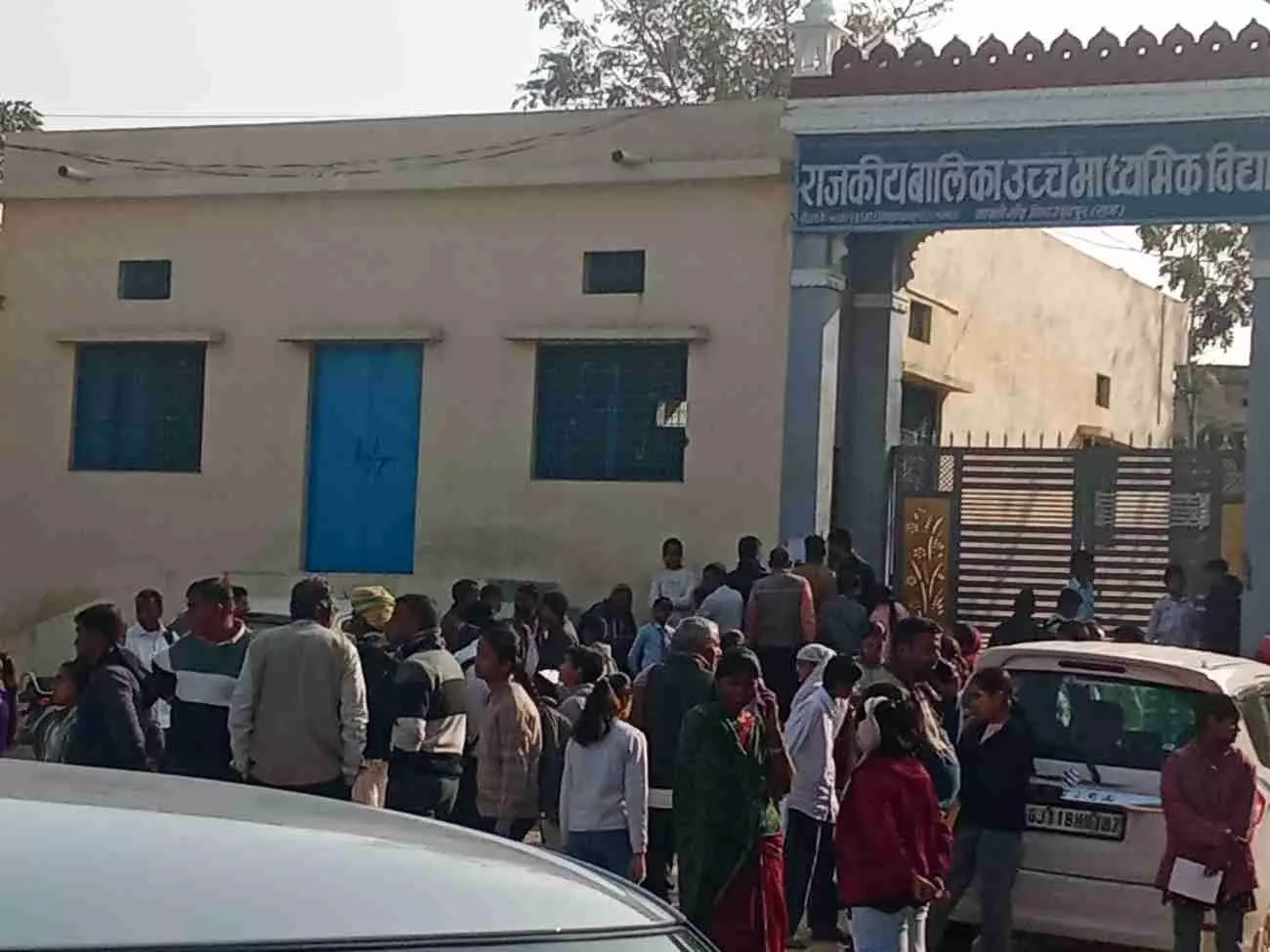 मावली परीक्षा केंद्र के बाहर प्रवेश परीक्षा देने आए आदिवासी छात्र और उनके अभिभावक खड़े हैं। मावली परीक्षा केंद्र के बाहर प्रवेश परीक्षा देने आए आदिवासी छात्र और उनके अभिभावक खड़े हैं।