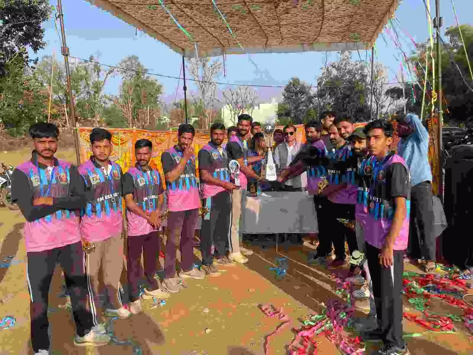 झाड़ोल खेल मैदान पर चैंपियंस प्रीमियर लीग की विजेता टीम और अतिथि ट्रॉफी के साथ। झाड़ोल खेल मैदान पर चैंपियंस प्रीमियर लीग की विजेता टीम और अतिथि ट्रॉफी के साथ।