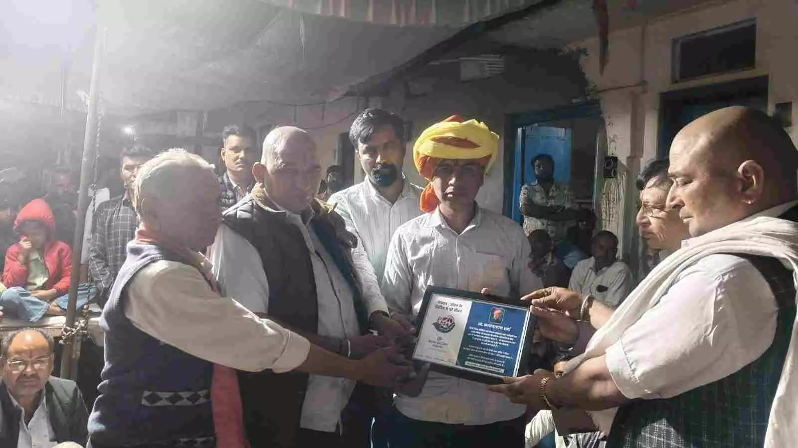 राजसमंद के रेलमगरा में अंगदान करने वाले परिवार को सम्मानित करते हुए समाज के गणमान्य नागरिक। राजसमंद के रेलमगरा में अंगदान करने वाले परिवार को सम्मानित करते हुए समाज के गणमान्य नागरिक।