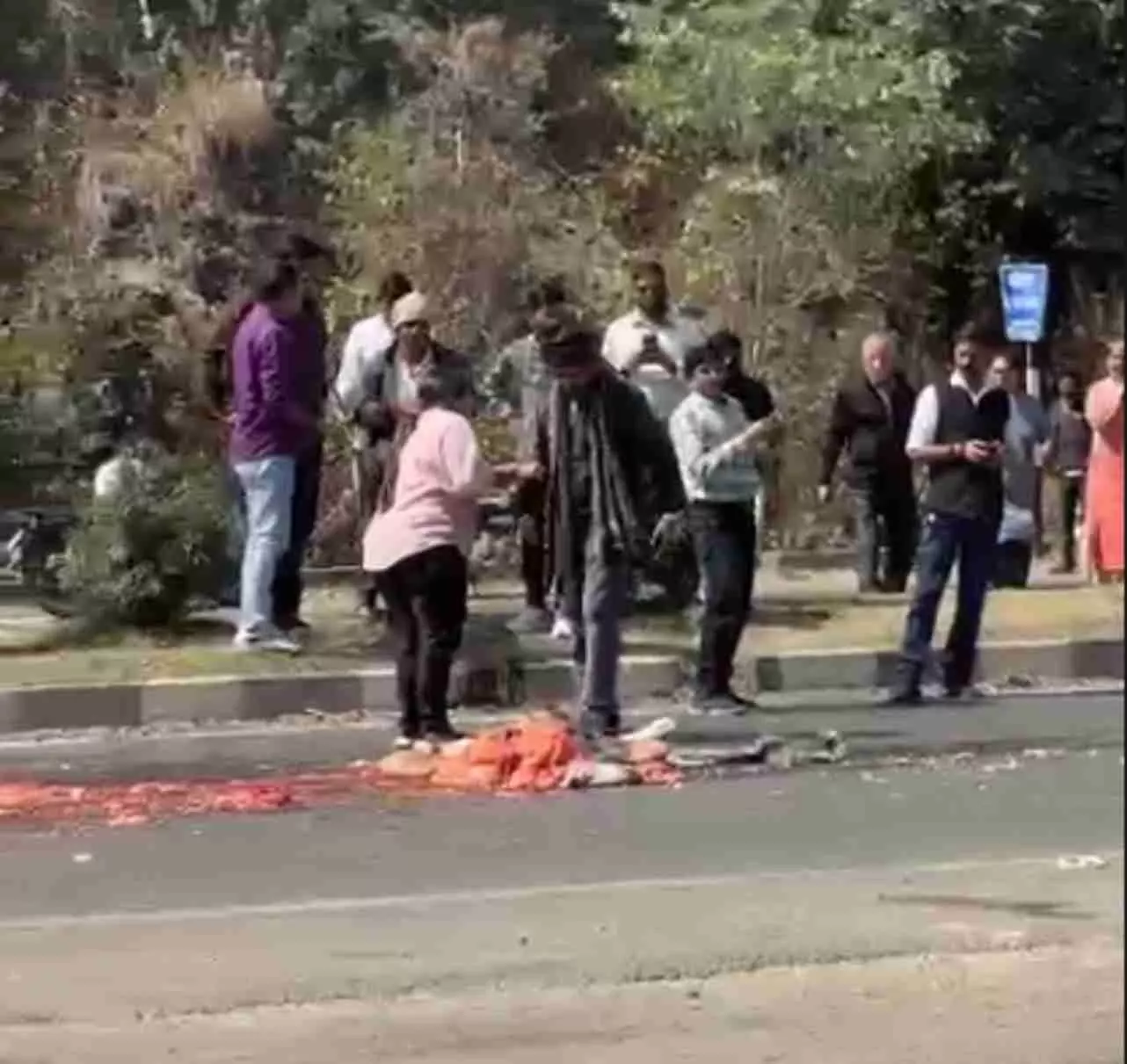 गोगुंदा के घसियार श्रीनाथजी मंदिर के बाहर सड़क हादसे के बाद खड़ी पुलिस और स्थानीय लोग। गोगुंदा के घसियार श्रीनाथजी मंदिर के बाहर सड़क हादसे के बाद खड़ी पुलिस और स्थानीय लोग।