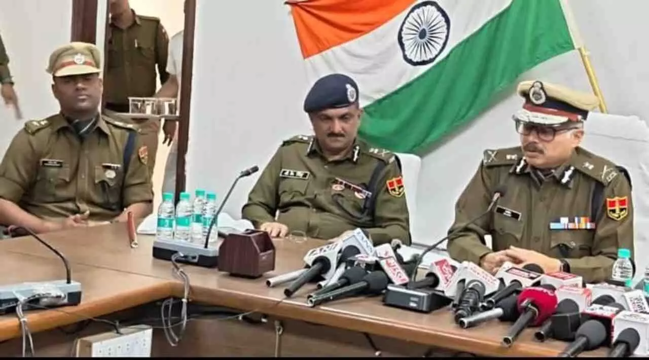 भीलवाड़ा एसपी कार्यालय में प्रेस वार्ता के दौरान मीडिया को संबोधित करते डीजीपी राजीव कुमार शर्मा।