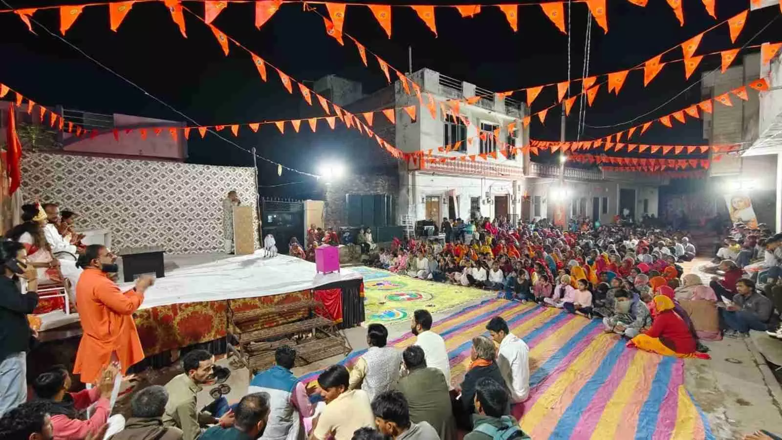 भटेवर में राष्ट्रीय स्वयंसेवक संघ के हिंदू सम्मेलन के दौरान सड़क पर निकलती भव्य शोभायात्रा और झांकियां। भटेवर में राष्ट्रीय स्वयंसेवक संघ के हिंदू सम्मेलन के दौरान सड़क पर निकलती भव्य शोभायात्रा और झांकियां।