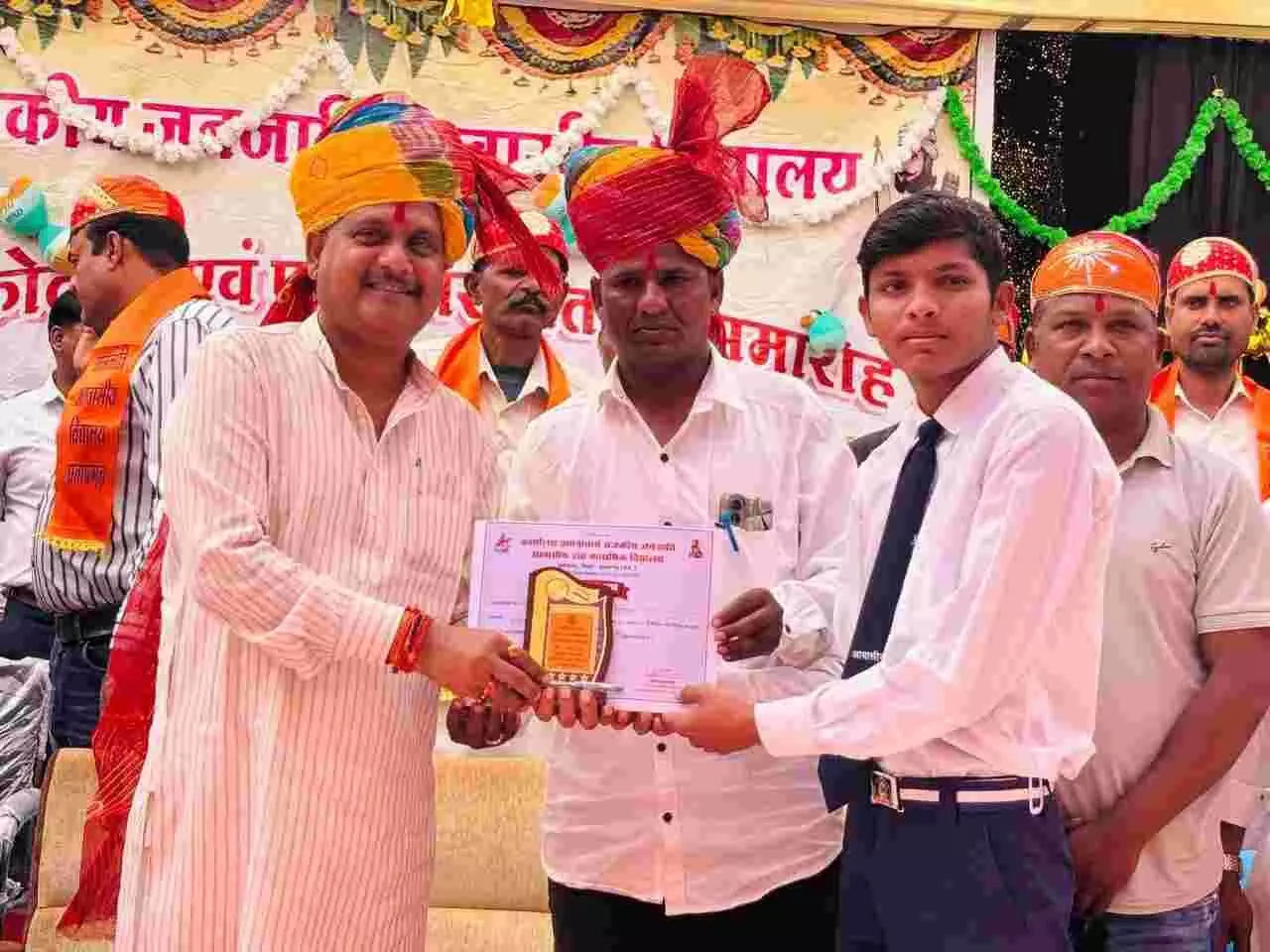 प्रतापगढ़ के राजकीय जनजाति आवासीय विद्यालय वार्षिकोत्सव में भाषण देते कैबिनेट मंत्री हेमंत मीणा।