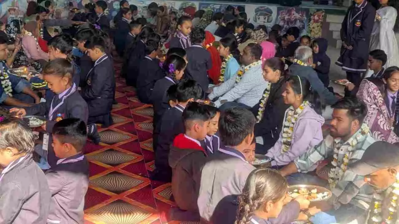 आरके सेकेंडरी स्कूल आमेट में माता-पिता का पूजन कर आशीर्वाद लेते हुए स्कूली बच्चे और अभिभावक। आरके सेकेंडरी स्कूल आमेट में माता-पिता का पूजन कर आशीर्वाद लेते हुए स्कूली बच्चे और अभिभावक।