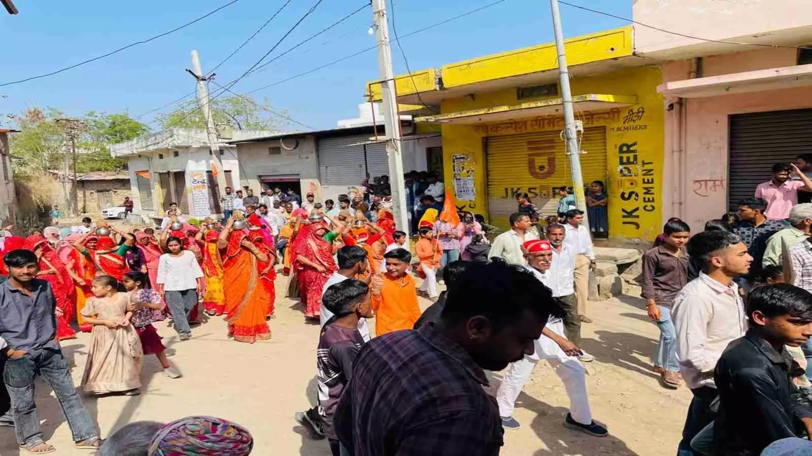 मोड़ी के तारेकेश्वर महादेव मंदिर मार्ग पर कलश धारण किए महिलाएं आरएसएस शताब्दी वर्ष शोभायात्रा में सम्मिलित हो रही हैं। मोड़ी के तारेकेश्वर महादेव मंदिर मार्ग पर कलश धारण किए महिलाएं आरएसएस शताब्दी वर्ष शोभायात्रा में सम्मिलित हो रही हैं।