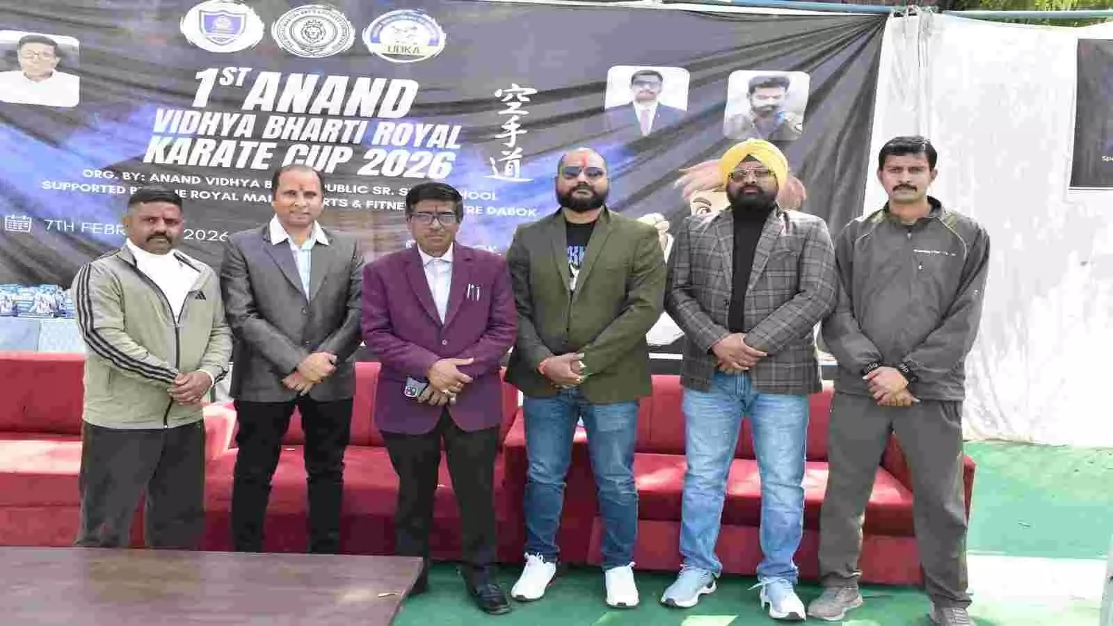 डबोक के आनंद विद्या भारती स्कूल में कराटे चैंपियनशिप के दौरान ट्रॉफी के साथ विजेता खिलाड़ी और अतिथि। डबोक के आनंद विद्या भारती स्कूल में कराटे चैंपियनशिप के दौरान ट्रॉफी के साथ विजेता खिलाड़ी और अतिथि।