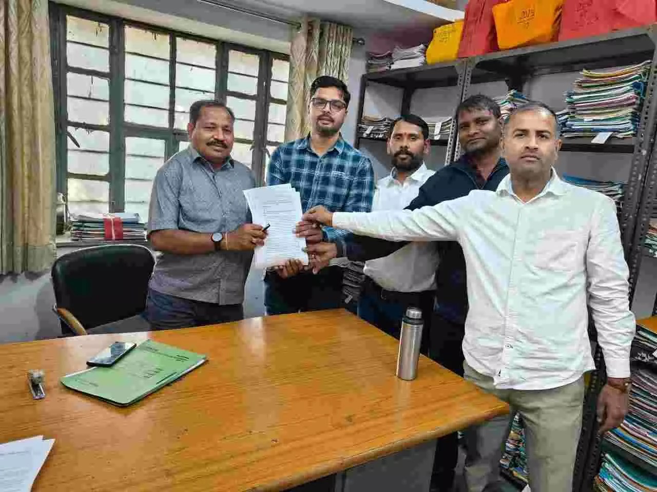 आमेट उपखण्ड कार्यालय में प्रशासनिक पदों पर नियमित भर्ती हेतु ज्ञापन सौंपते हुए शैक्षिक महासंघ के सदस्य। आमेट उपखण्ड कार्यालय में प्रशासनिक पदों पर नियमित भर्ती हेतु ज्ञापन सौंपते हुए शैक्षिक महासंघ के सदस्य।