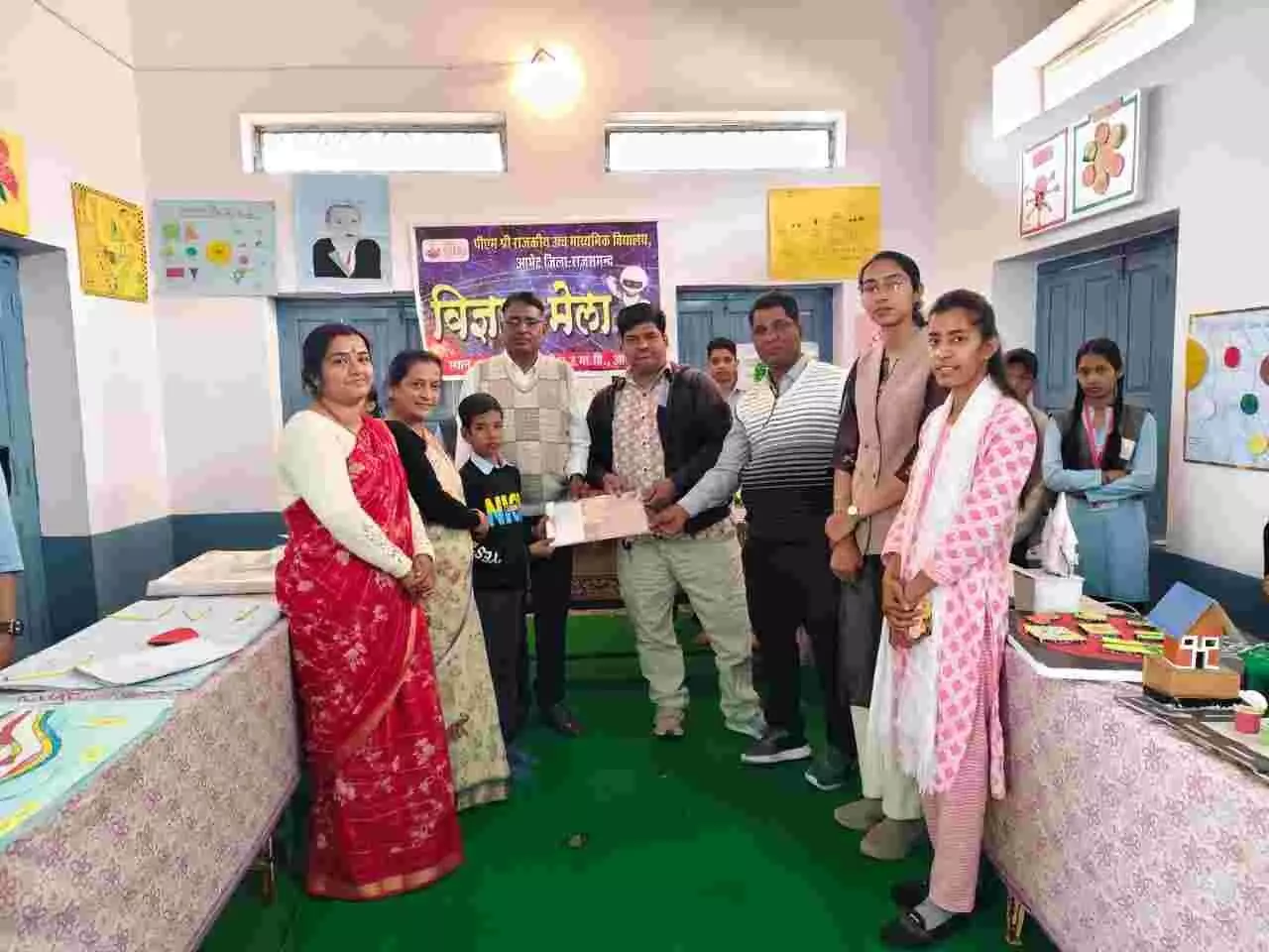 आमेट पीएम श्री विद्यालय में अतिथि छात्र को विज्ञान मेला प्रतियोगिता का पुरस्कार देते हुए। आमेट पीएम श्री विद्यालय में अतिथि छात्र को विज्ञान मेला प्रतियोगिता का पुरस्कार देते हुए।