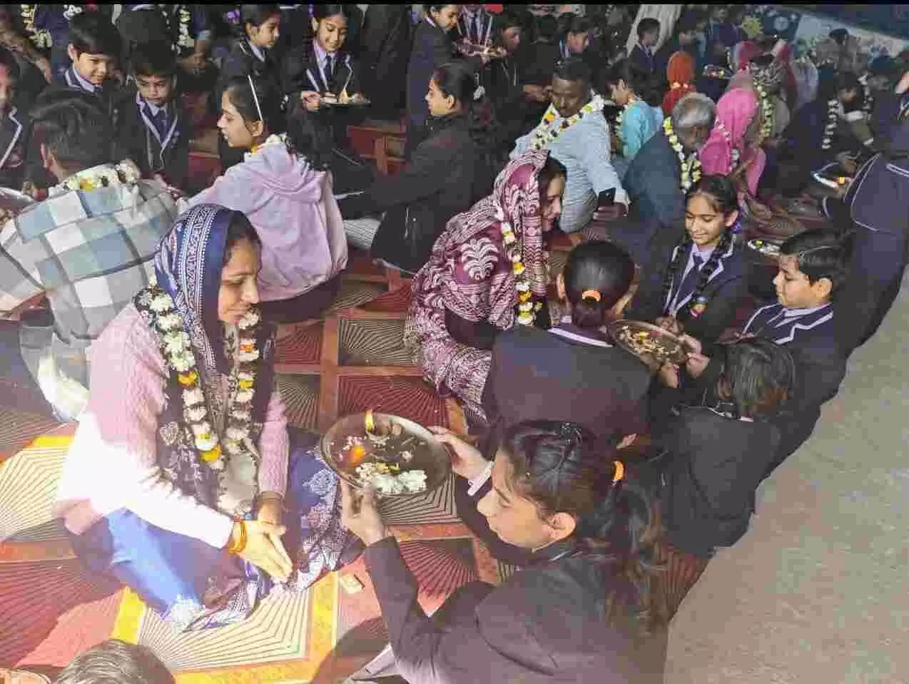 आर.के. सेकंडरी स्कूल आमेट में बच्चे अपने माता-पिता की आरती उतारकर पूजन कर रहे हैं। आर.के. सेकंडरी स्कूल आमेट में बच्चे अपने माता-पिता की आरती उतारकर पूजन कर रहे हैं।